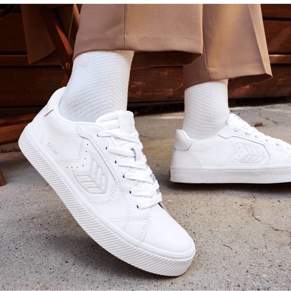 Cariuma Salvas White Leather Sneaker - Picture 4 of 12